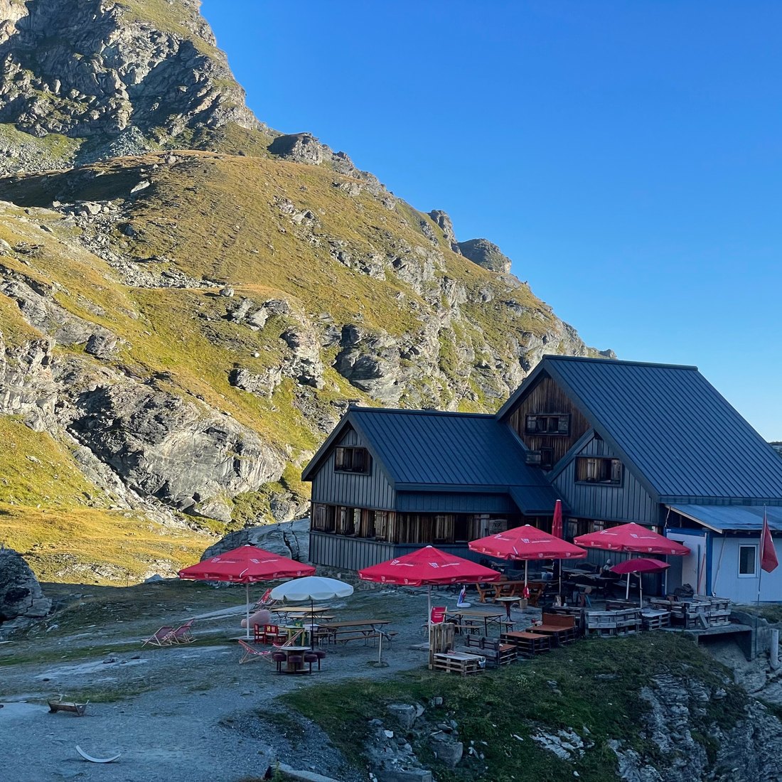 Cabane de Prafleuri an der Walker's Haute Route in den Walliser Alpen